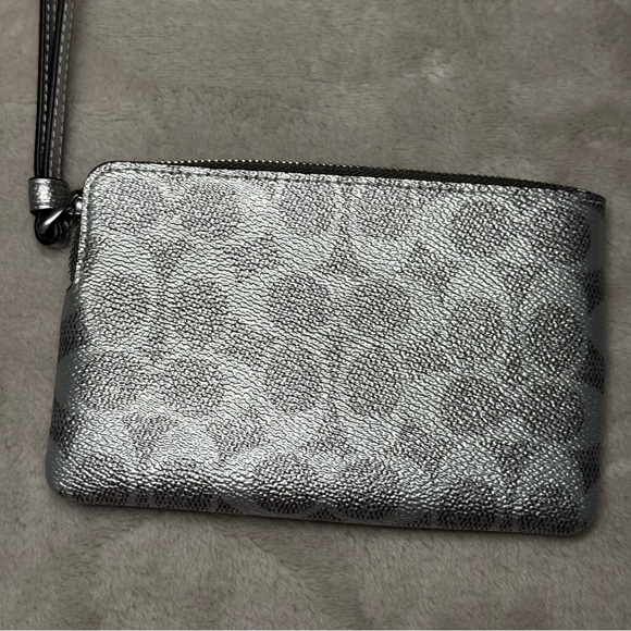 COACH Metallic Wristlet monogram silver - Picture 2 of 7